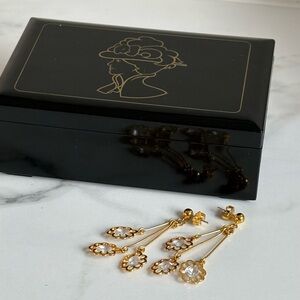 1995 Avon Vintage Daisy Drop Crystal Accent 2" Gold Dangle Earrings NIB 353